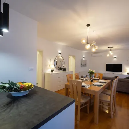 Apartment Makai With A Rooftop Terrace Kastela