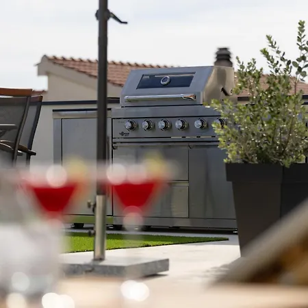 Apartment Makai With A Rooftop Terrace Kastela